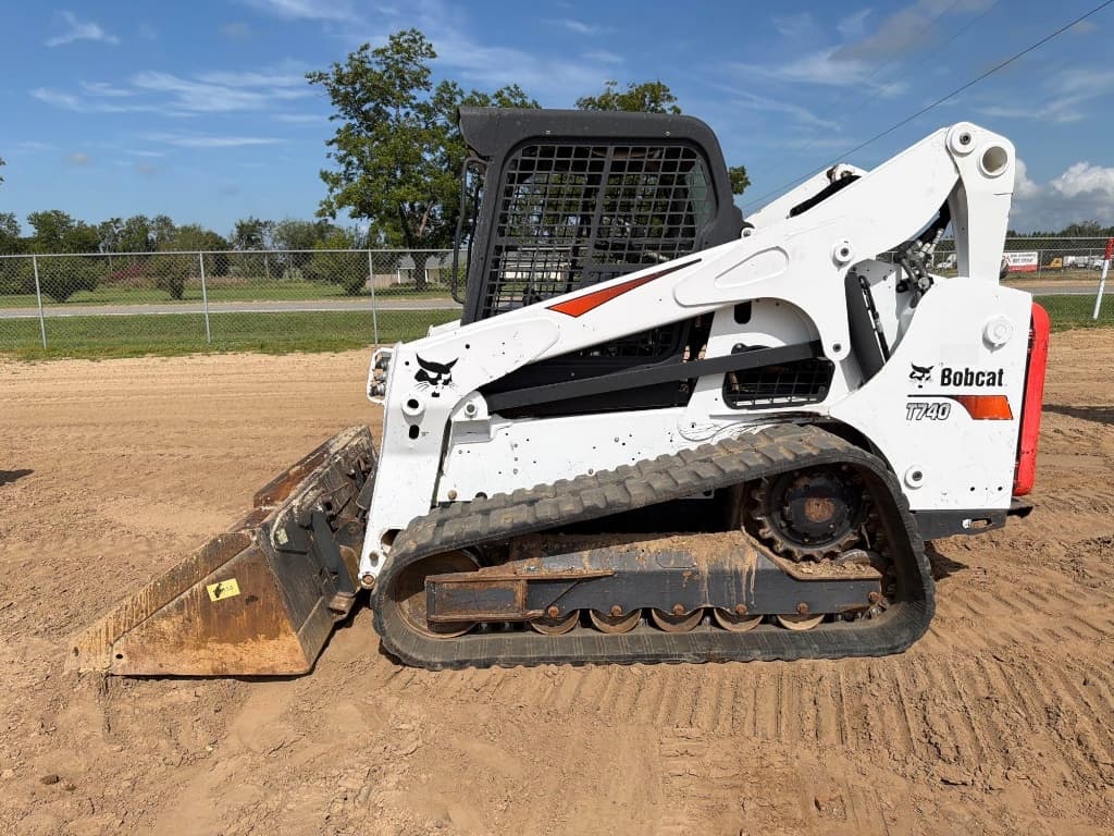 2019 BOBCAT T740 — photo 1